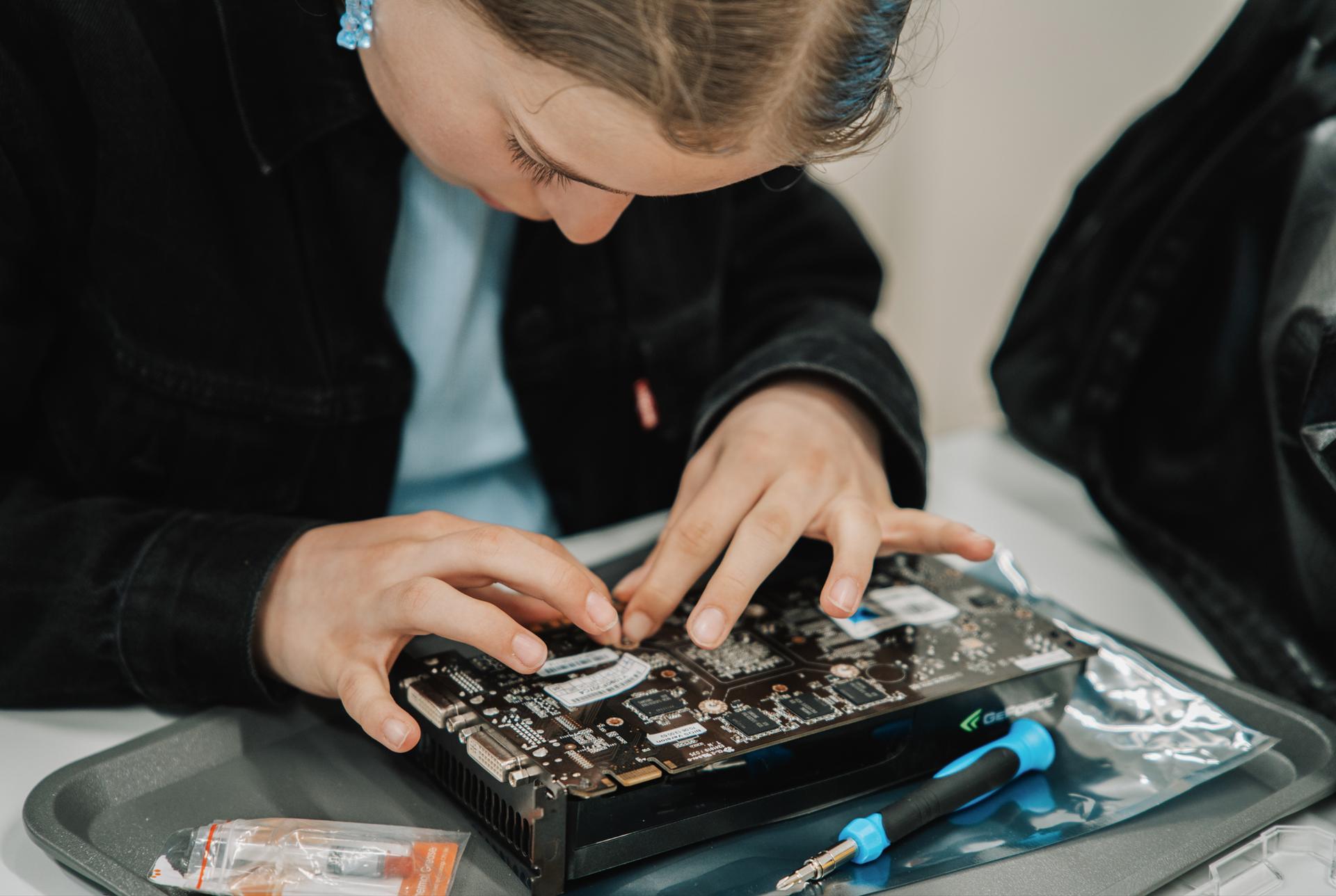 To drenge fremviser elektronik